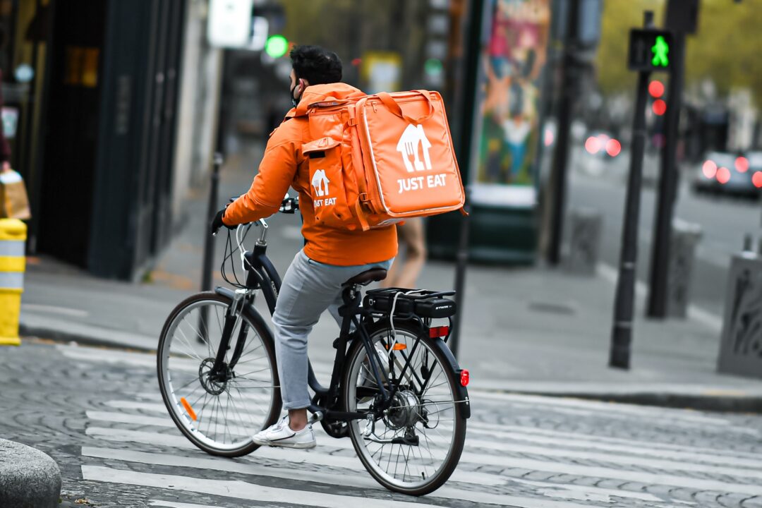 Just Eat acquisita da Prosus: cosa sta cambiando nel mercato del food delivery